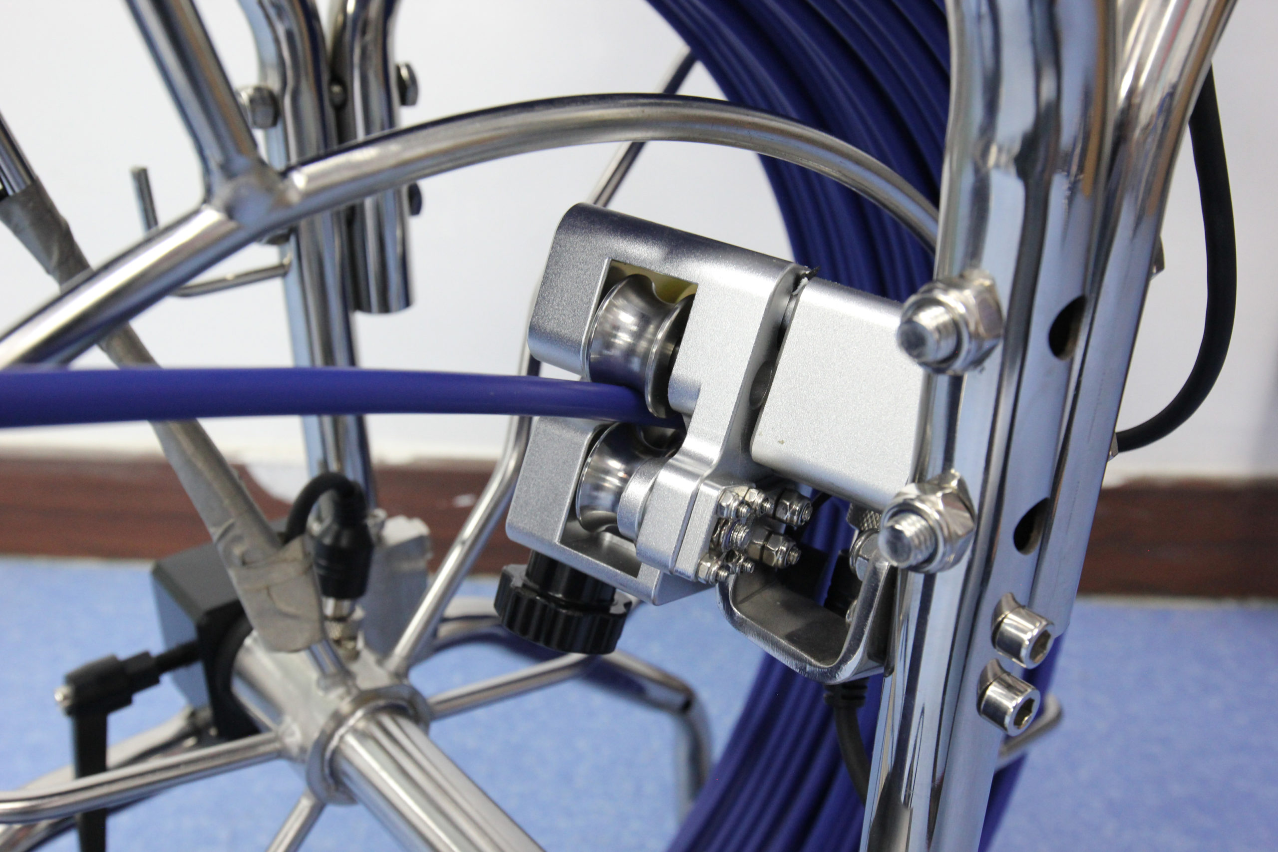 IMG_0168 Patines y accesorios incluidos para adaptarse a distintos diámetros de tubería