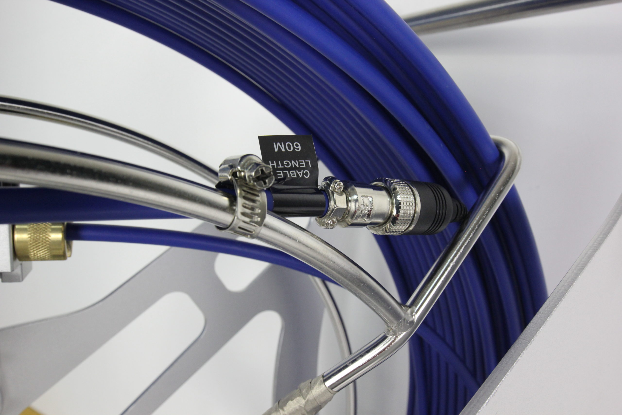 Conector instalado del cable X-FH4 Detalle del conector instalado en el carrete de cable azul X-FH4 para Wopson WPS-FH4