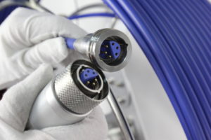 Conectores metálicos con inserto azul incluidos en el cable X-FH4 para cámara Wopson WPS-FH4