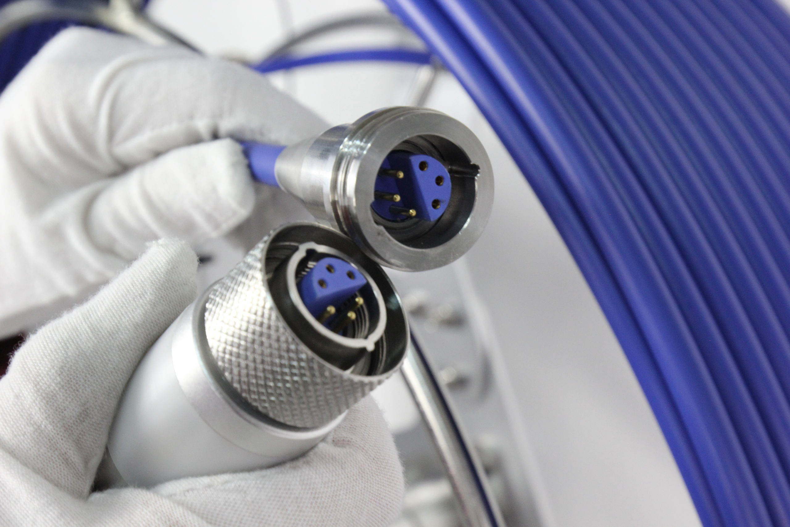 Conectores incluidos del cable X-FH4 Conectores metálicos con inserto azul incluidos en el cable X-FH4 para cámara Wopson WPS-FH4